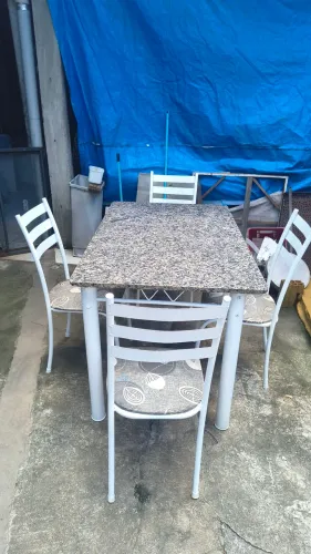 MESA COM TAMPO DE MÁRMORE E 4 CADEIRAS