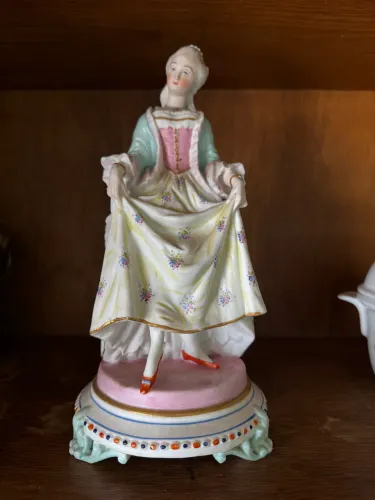 ?Antiga Estatueta Dama Francesa em Porcelana Biscuit - Vintage?