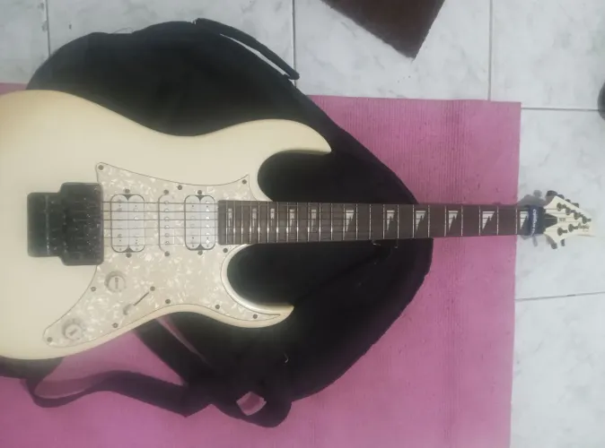 Guitarra MG 330 com ponte Floyd Rose