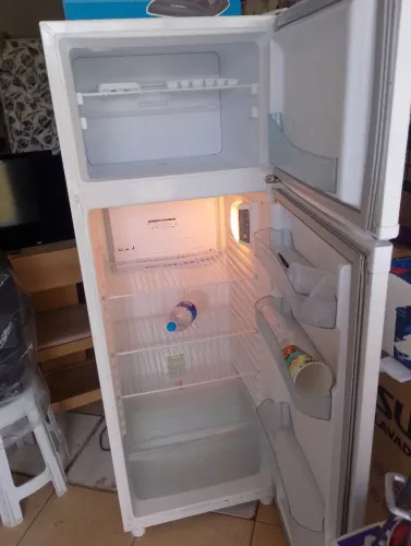 Vende Geladeira Consul gelando muito ok 320. Litros.