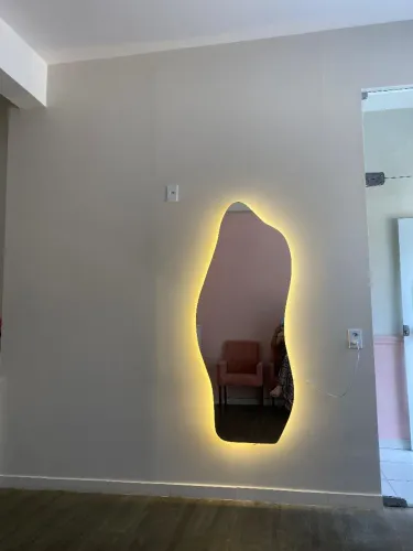 Espelho orgânico com led embutido