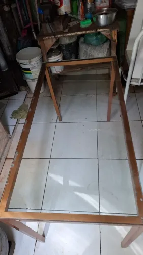 Mesa com tampa de vidro.