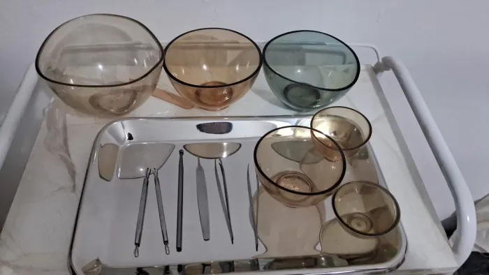 Produtos de estética caretas, cubetas e bandeiras inox