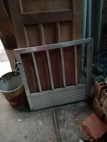 Vendo portãozinho de alumínio