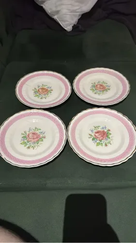 Conjunto de pratos em faiança fina