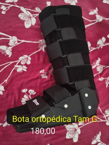 Um par de Moletas e uma bota imobilizadora 