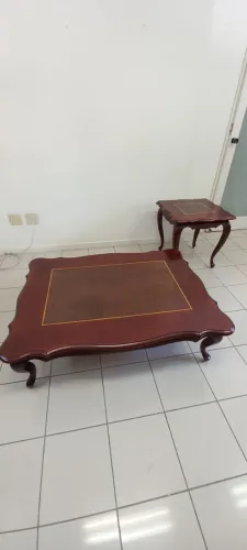 Conjunto mesa de centro e mesa lateral em mogno