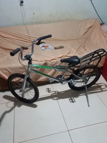 Bicicleta aro 20 Bem conservada com garupeira é rodas de Rolamentos