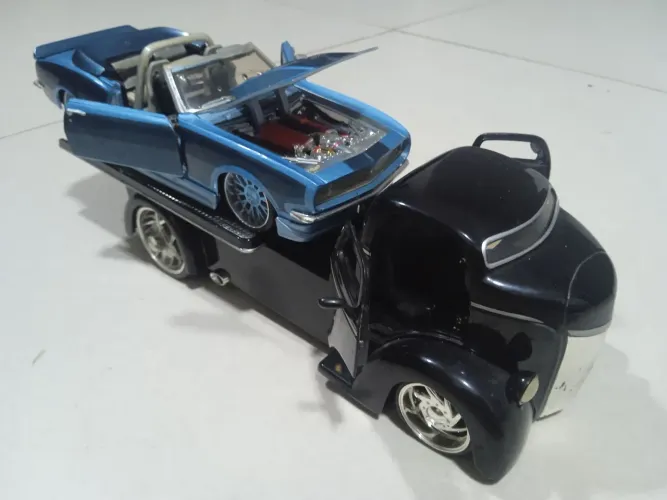 Auto modelo de Camaro SS e Ford Coe