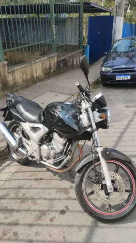 Moto Twister em dia e em bom estado
