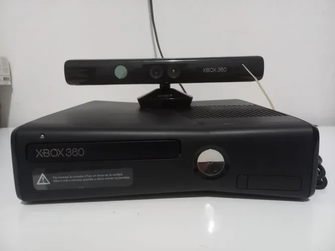 Vende-se Xbox 360 slim 4GB Completo e formatado ( fonte foi trocada )