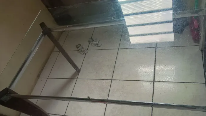 Vendo mesa com tampo de vidro