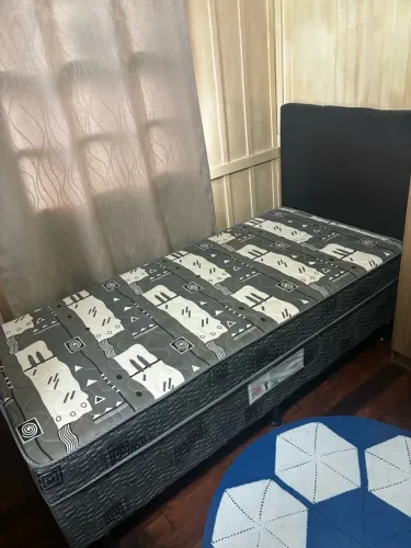 Cama de solteiro com colchão - seminova e bem conservada