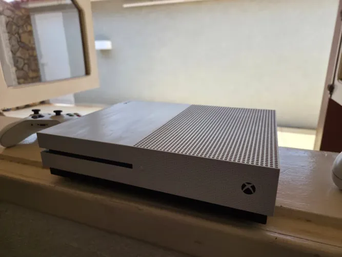 Xbox One S 1TB - Estado de Novo + 2 Controles Originais