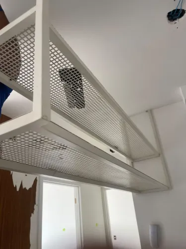 Prateleira suspensa de ferro