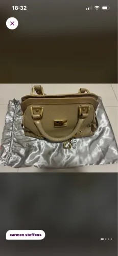 Bolsa Carmen Stephens na cor bege, pouco usada e em perfeito estado de conservação.