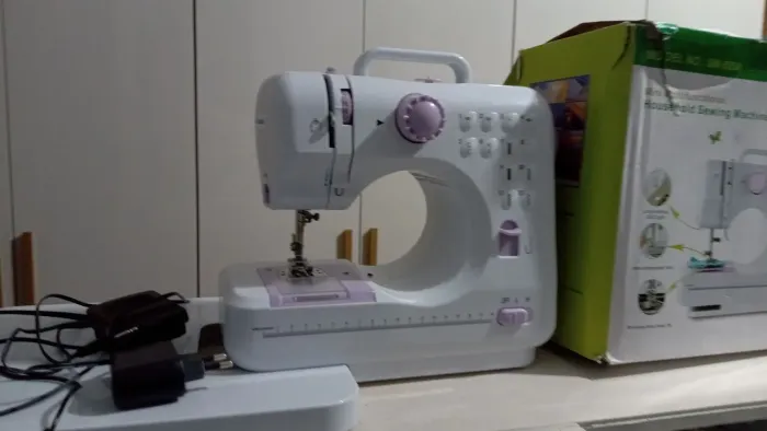 Máquina de costura multifuncional compacta
