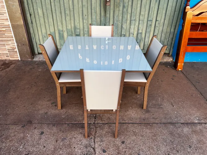 Mesa de mdf com tampo de vidro e 4 cadeiras