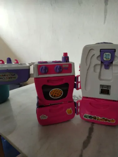 Geladeira com pia, fogão e gavetas para crianças