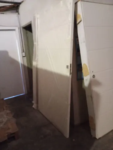 Porta pivotante de chapa compensada
