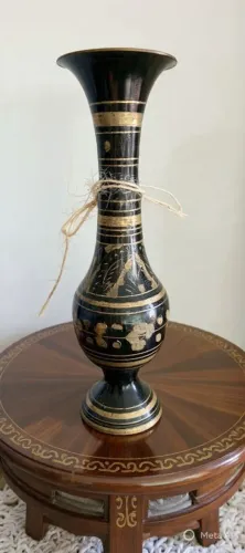 vaso indiano decorativo de metal preto e dourado gravado.