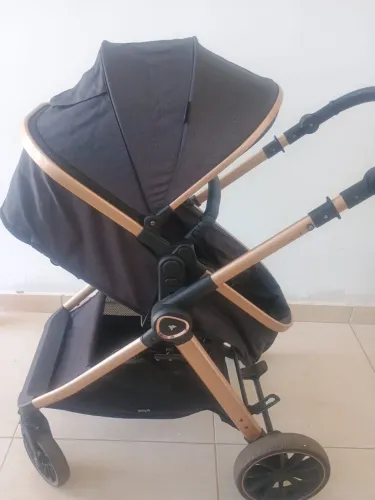 Carrinho de bebê com bebê conforto