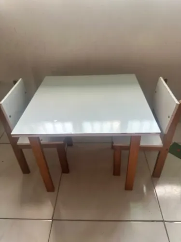 Mesinha infantil com 2 cadeiras