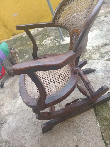 Vendo mini cadeira de balanço de madeira, para adultos. Não é miniatura.