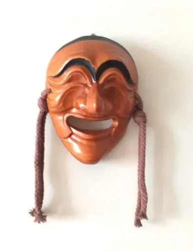 Máscara coreana de teatro em madeira feita para pendurar na parede
