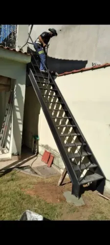 Escada de ferro só pg no dia.