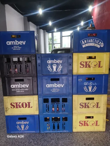 Engradados de cerveja e refrigerante