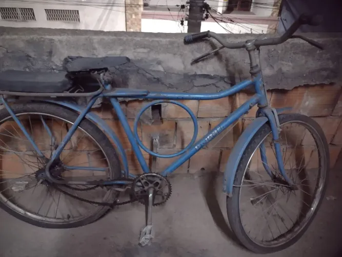 Vendo uma bicicleta barra forte original , aceito cartão