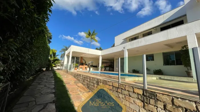 Casa de condomínio para venda possui 617 metros quadrados com 6 quartos