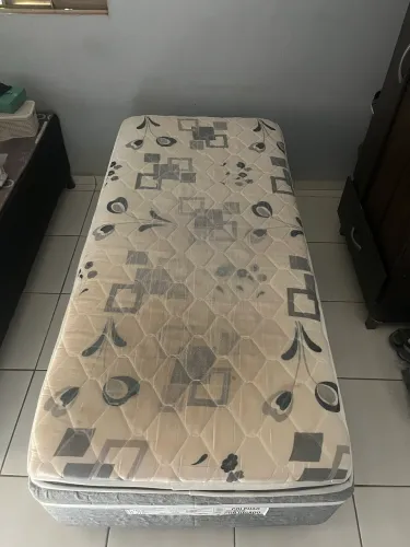 Cama box com camada acolchoada