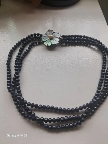 Gargantilha de Pérolas negras com fecho de flor em madrepérola chic