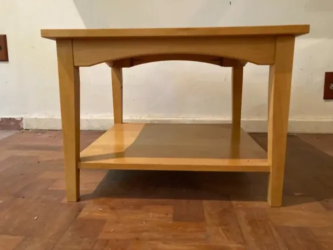 Mesa de apoio/centro quadrada madeira clara, dois andares ? 55x55x40cm