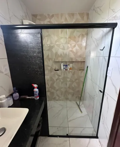 Box para banheiro, espelhos, gabinete para pias, portas sobre trilhos, janelas e cortinas