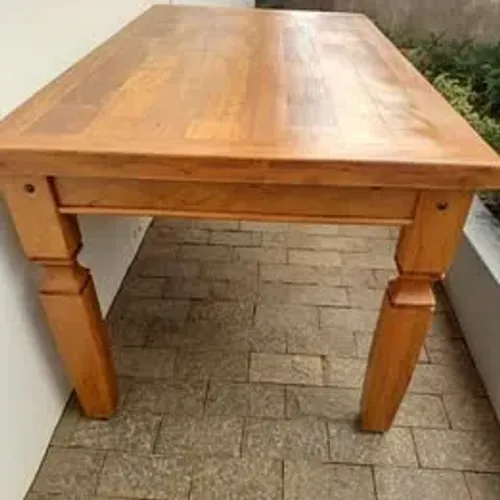 Mesa em madeira maciça, 1.5m x 0.90m, nova, perfeito estado de conservação