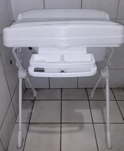 Banheira com suporte e trocador 