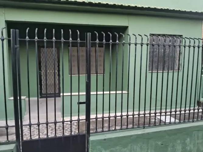 Duas casas amplas com quintal