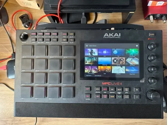 Akai MPC Live II 2 semi nova, pouco uso