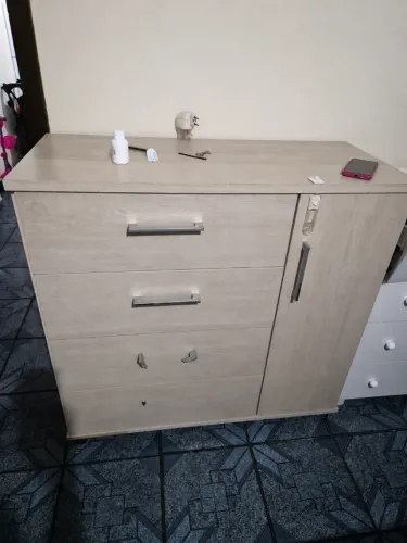 Cômoda Grande 2 metros 4 gavetas com Porta Lateral e Rodízios