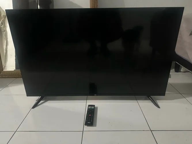 Smart TV 43" HQ ? Menos de 1 ano de uso (Estado de Nova)