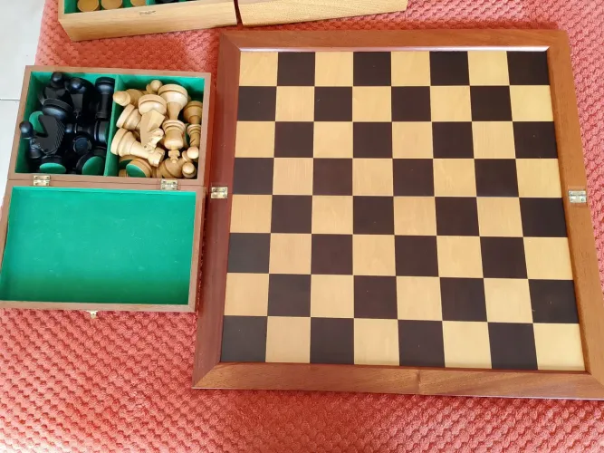 Tabuleiro dobrável de Xadrez,Damas e Gamão com peças.