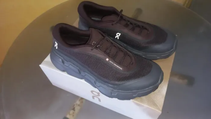 Tenis On Cloudsoma Hike - Ox/Eclipse, Tamanho 42 Unissex Novo na caixa.