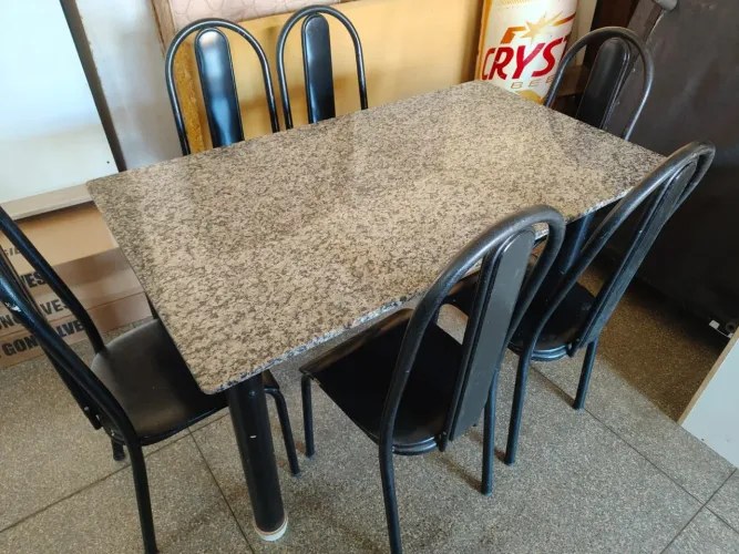 Mesa de mármore com 6 cadeiras