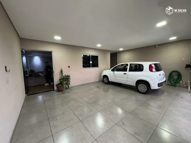 Linda casa com 3 dormitórios, sendo 1 suíte, e 3 vagas de garagem cobertas.