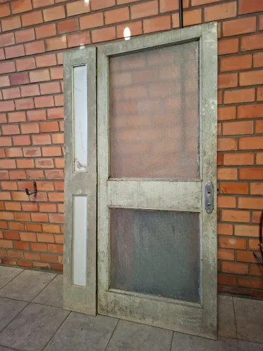 PORTA MADEIRA COM USO DE EXTENSÃO OPCIONAL DE 30 CM FECHADURA E DOBRADIÇAS DE INOX