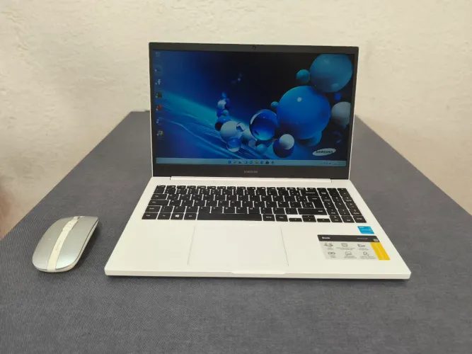 Notebook Samsung Book Intel 6305. 8 GB. SSD 256 GB