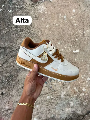 Nike Air Force 1 "Caramel & White" Premium | Acabamento de Luxo